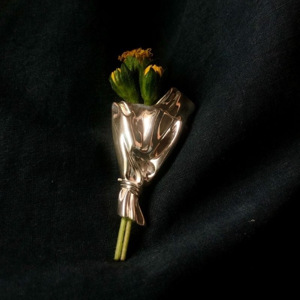 Nosiva cvjetna broška - igla vaze, 4x2.8 cm, srebrna ili zlatna | VASIFINA